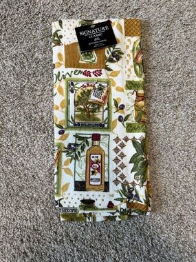 ☀️3/$10 BUNDLE!!☀️ Signature Classic Olive Oil Kitchen Towel - White & Gold